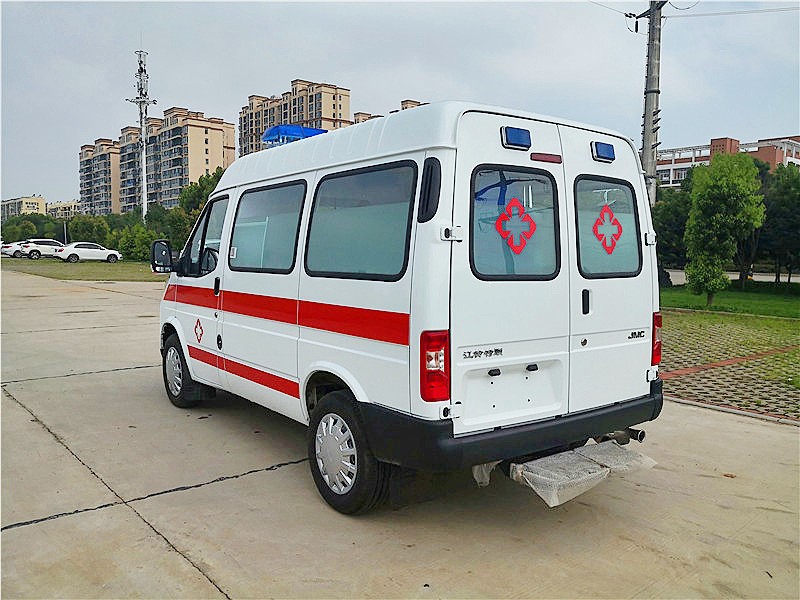 江鈴特順短軸中頂柴油版救護車