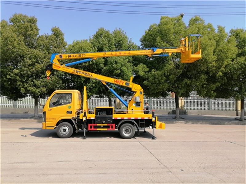 國(guó)六東風(fēng)13.5米高空作業(yè)車