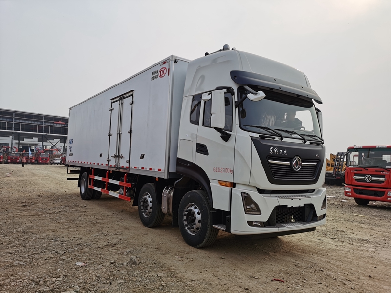 東風天龍KL小三軸冷藏車