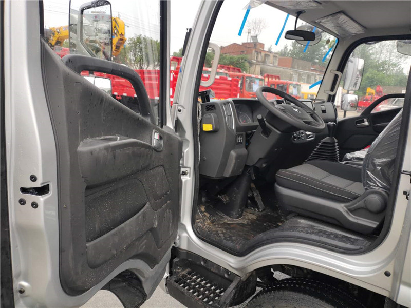 國(guó)六 福田歐馬可156馬力肉鉤冷藏車