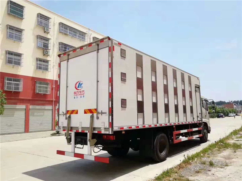 東風(fēng)天錦7.4米畜禽運輸車