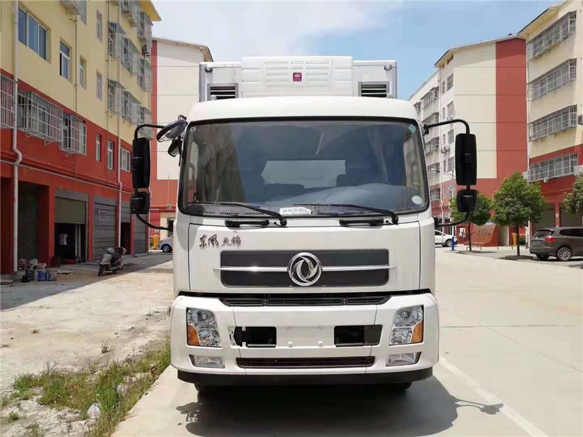 東風(fēng)天錦7.4米畜禽運輸車